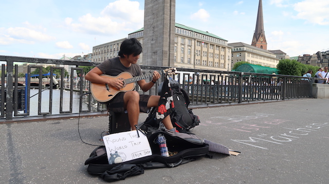 旅しながら稼ぐ　路上ライブ　パフォーマンス　バスキング